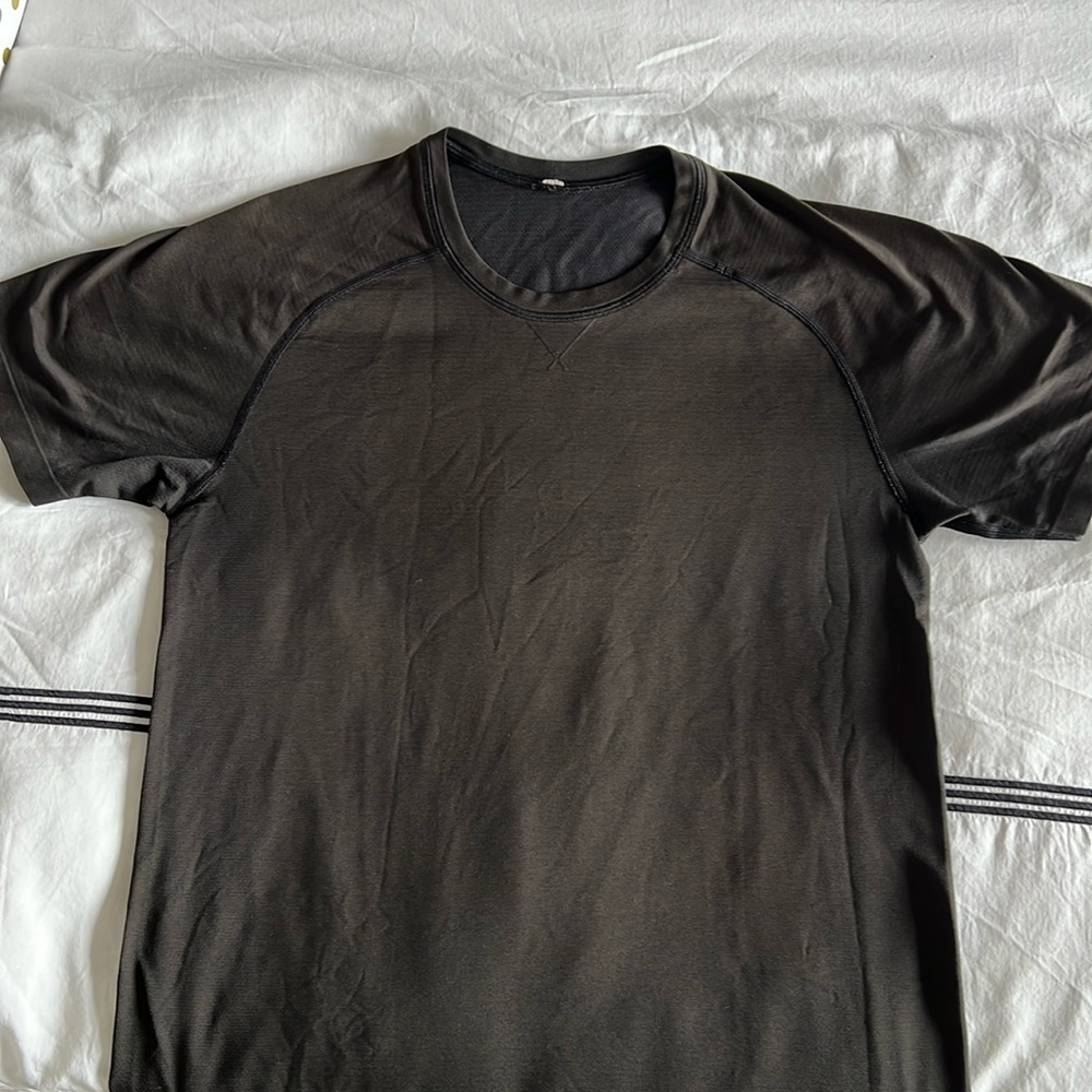 Lululemon T Shirt. Black. Size M.